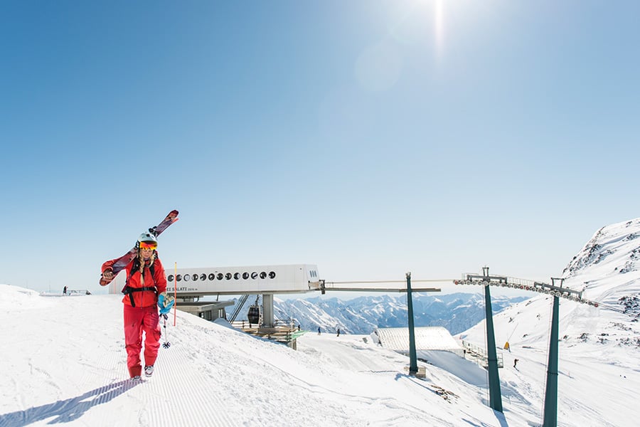 Alagna skiløber går med ski i solen